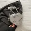 Bolsa Feminina Transfronteiriça 2025 Nova Alça com Rebite Formato de Coração Bolsa de Motociclista Estilo Punk Bolsa Transversal Feminina Comércio Exterior Atacado