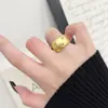 Anillo Ancho de Dedo Índice con Letra Plateada Vintage Desgastado para Mujer, Diseño de Nicho de Lujo Ligero con Sensación de Alta Gama, Nuevo Estilo de Moda 2026