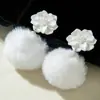 Brincos de Camélia Exagerados Simples e Versáteis Coreanos com um Design Fresco e Tridimensional de Pérola Branca em Ponto de Orelha Estilo Coreano
