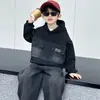 Conjunto de Terciopelo Plus para Niños Otoño e Invierno 1 Moderno Fresco Casual para Niños Pequeños y Medianos 2 Mezcla de Mezclilla Engrosado con Capucha Deportivo de Dos Piezas Moderno