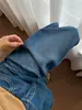 Jeans de perna reta de cintura alta, lavagem azul média suave vintage, com brilho sutil, comprimento até o chão 26 início do outono H082405