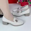 Sapatos femininos de couro estilo britânico, novo modelo outono 2026, mocassins versáteis sem cadarço com sola macia e couro macio para mães