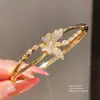Pulsera con Cierre de Mosquetón de Mariposa y Cruz de Circonita, Bañada en Oro Real de 18K, Pulsera Exquisita y de Moda, Joyería de Lujo Ligero y de Alta Gama para Mujeres