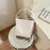 Nova Bolsa Feminina de Verão 2026 Grande Capacidade Cor Sólida Bolsa de Ombro Nicho Simples Padrão Trançado Bolsa Saco de Ombro para Mulheres