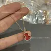 Colar V Gold Edição Artesanal Fina Cabaceira Qilin Wulu Tamanho Médio Madrepérola Branca Ágata Vermelha Banhado a Ouro Rosa 18K Gravação de Precisão CNC