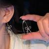 Pendientes de metal con lazo de estilo frío para mujer, 2025, nuevos, exagerados y únicos, de Internet, rojos, ideales para caras cuadradas.