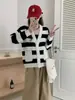 Nuevo Suéter Chaqueta Rayado Blanco y Negro Estilo Hong Kong para Mujer, Ropa Exterior de Otoño e Invierno para Mujer, Cárdigan Corto de Punto con Cuello en V para Mujer