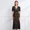 Foto Real de Vestido Corto de Encaje Sexy con Escote en V para Niñas con Lazo, Cintura Alta y Falda de Cadera