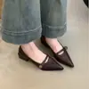 Sapatos femininos vintage de pele de carneiro super macia de corte baixo com salto alto, sapatos de salto grosso com fivela de camélia, sapatos Mary Jane elegantes de bico fino