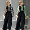 Conjunto de Macacão Jeans de Outono para Meninas 2026 Novo Estilo Coreano Moda Camiseta Listrada Conjunto de Duas Peças para Crianças Maiores