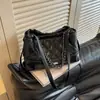 Bolsa axila acolchoada transfronteiriça, novo modelo outono 2026, grande capacidade, adequada para o trajeto diário, bolsa de ombro e transversal com corrente fashion