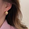 Pendientes de metal con perlas a rayas retro francesas, diseño de nicho femenino, pendientes sencillos de estilo antiguo que combinan con todo.
