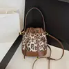 Bolso de Mano Retro con Estampado de Leopardo Transfronterizo Nuevo Moda Coreana Distintivo de Moda Bolso de Hombro de Tendencia Bolso Cruzado Simple tipo Cubo