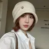 Gorro de Lana Holgado Estilo Coreano Retro con Insignia Metálica para Otoño Invierno 2026 Nuevo para Mujer Cubre Cabeza Cálido Protección contra el Frío Gorro