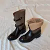 Versão em couro~Botas de montaria femininas estilosas estilo britânico com retalhos, afuniladas, 2026 com fivela de cinto, salto grosso, botas vintage de cano médio