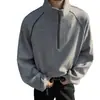 Blusa masculina de cor bloco com zíper parcial, para outono e inverno, com gola alta, mangas raglan, corte relaxado e estilo casual versátil.