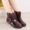 Botas de chuva femininas da moda para uso externo, forradas com fleece, antiderrapantes, de cano curto, com sola macia, sola grossa, sola plana, corte baixo, resistentes ao desgaste, para o inverno