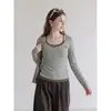 Camiseta de manga larga a rayas grises para mujer, diseño estilo coreano, otoño 2026, bordada con botones, corte ajustado, top versátil
