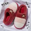 Pantuflas de algodón de peluche con diseño de oso de dibujos animados y bloques de color para otoño e invierno, pantuflas de punta cerrada para mujer, engrosadas para abrigar, con suelas gruesas y características antideslizantes, adecuadas para uso en interiores