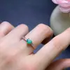 Anillo de Esmeralda Natural con Esmeralda Principal de Alta Calidad Tamaño 5 mm, Finamente Elaborado y Engastado en Plata de Ley 925
