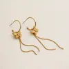 Wanxing Europeos y Americanos Más Vendidos Pendientes de Oro de 18 Quilates Aretes con Forma de C Chapados en Oro de Lazo Pendientes de Borla de Alta Gama Lujo Accesible