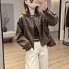 Elegante chaqueta corta de gamuza bordada estilo retro en verde y marrón, una chaqueta corta suave y elegante para otoño