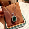 Elegante y de Moda Collar Colgante de Esmeralda con Aretes Largos Rectangulares de Diamante Verde y Anillo Ajustable Juego de Joyas para Mujer