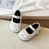 Sapatos femininos estilosos retrô de couro com bico redondo e laço, novidade primavera 2026, sapatos infantis fofos de bolinhas de corte baixo