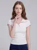 Casual y juvenil, este polo bordado de bloques de color para mujer es un top de verano con cuello camisero y manga corta.
