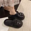 Zuecos Antideslizantes para Mujer con Diseño de Punta Cerrada, Duraderos, Nuevo Modelo 2026, Suela Gruesa, que Aumentan la Altura, Estilo Veraniego, con Pedrería, Sandalias de Doble Uso