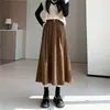 Foto real de falda de pana de longitud media, nuevo modelo otoño e invierno 2026, falda de paraguas de línea A de cintura alta para mujer petite