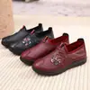Zapatos de Cuero Personalizados de Otoño para Mujeres de Mediana Edad y Mayores, Suela Suave Antideslizante, Zapatos Bajos para Madres, Zapatos de Tela Bordados del Viejo Pekín para Mujeres