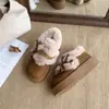 Sapatos Casuais Quentes de Solado Grosso Bege Retrô para Mulheres 2026 Inverno Novo Bico Redondo Velcro Aconchegantes de Algodão