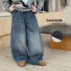 TongKu 2026 Invierno Nuevo Pantalones de Mezclilla Gruesos con Felpa para Niños Niños Pequeños y Medianos Parche Etiqueta Empalme Pantalones Largos Cálidos Modernos