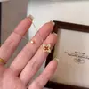 Livro Vermelho Pequeno Colar de Trevo de Quatro Folhas Escovado Meio Antigo Feminino Vintage High-end Flor Oca Zircônia Corrente de Clavícula Tendência