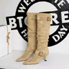 315-A23 Estilo Europeo Punta Puntiaguda Hebilla de Cuero Tacón de Bloque Tacón Fino Delgado Sexy Botas Adelgazantes Gamuza de Alta Calidad Botas Largas para Mujer