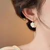 Pendientes de Flor de Perla Dorada para Mujer Lujo Ligero Gama Alta Únicos de Nicho Pendientes de Cesta de Flores Microincrustada Nuevo Estilo 2025