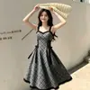 Vestido retro elegante de tirantes a rayas estilo francés para mujer, nueva colección primavera/verano 2026, con una elegante cintura de corbata y un diseño largo