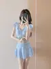 Traje de baño de dos piezas estilo nuevo 2026 para estudiantes femeninas, traje de baño conservador estilo falda adelgazante con tirantes, venta al por mayor