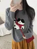 26 Otoño Nuevo Estilo Coreano Cuello Redondo Manga Larga Bloque de Color Bordado de Gato Corte Holgado Versátil Casual para el Trabajo Suéter para Mujer