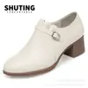 Sapatos femininos plus size Qiting novos de boca profunda para primavera e outono, sapatos para mães de meia-idade, sapatos de camada única, salto médio, salto grosso, sapatos de couro para mulheres