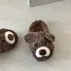Zapatillas de peluche suaves y lindas de oso de dibujos animados para mujer, otoño e invierno 2026, con forro polar añadido para mayor calidez, antideslizantes, lindas zapatillas peludas para el hogar