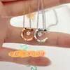 Collar Coco de Alta Gama Estilo Chanel para Mujer, Patrón Acolchado con Incrustaciones de Diamantes, Chapado en Oro Rosa de 18K, Cadena Ligera de Lujo para Suéter