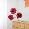 3 rosas artificiales con bordes acampanados para decoración del hogar en una habitación modelo de casa de huéspedes mejoran eficazmente la atmósfera artística del espacio