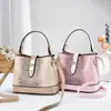 Bolso Francés Elegante Nuevo 2026 con Patrón de Cocodrilo y Cierre de Candado, Bolso Cubo para el Trabajo, Bolso de Hombro y Cruzado Versátil y de Moda