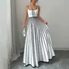 Vestido longo de listras verticais com gola quadrada, cintura marcada e saia fluida, estilo europeu e americano da Amazon, perfeito para um look chique e versátil, adequado para o trabalho ou férias.