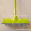 Escova de Chão de Plástico com Cabo Longo. O Fabricante de Origem Produz Escova de Limpeza para Piso de Azulejo com Seu Próprio Raspador para Facilitar a Limpeza
