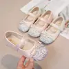 Zapatos de Princesa para Niñas 2026 Primavera y Otoño Nuevo Estilo Moño Perla Suela Suave Estilo Coreano Zapatos de Cristal Pedrería Estilo Pequeña Chanel Planos