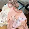 Camiseta Nueva de Primavera para Bebé Niña de Algodón Puro con Mangas Largas, Estilo Pintura al Óleo de Mariposa Tridimensional, Top Moderno y Versátil