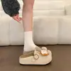 Decoración de Muñeca Oso Tostado Chanclas Birkenstock de Suela Gruesa para Mujer Otoño 2026 Nuevo Retro Transpirable Ropa de Exterior con Chanclas de Falda